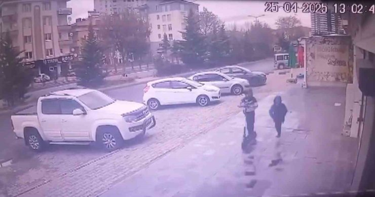 Hırsızlar önce kameralara, sonra polise yakalandı