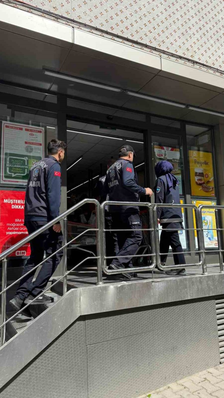 Sultangazi’de marketlerde sıkı denetim