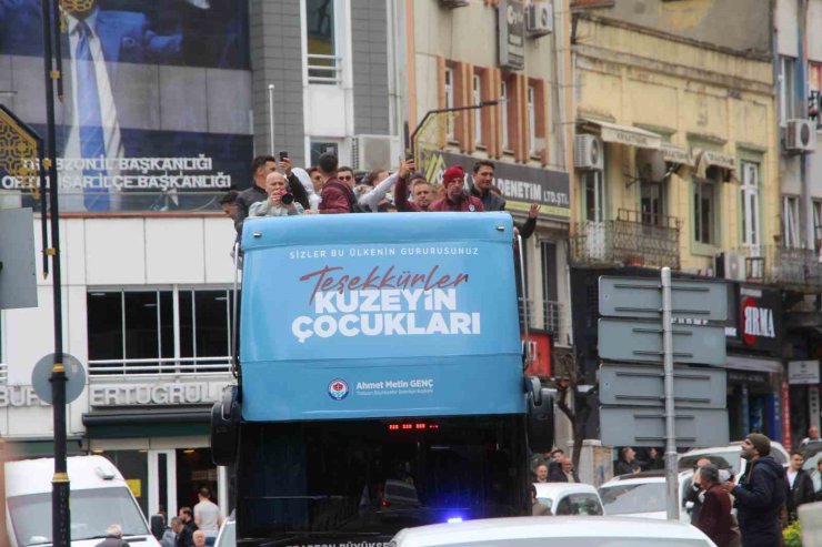 Trabzonspor U19 takımı Avrupa ikinciliğini taraftarıyla kutladı