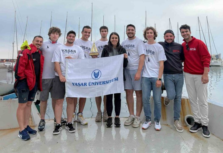 Yelkende kupa Yaşar Üniversitesinin