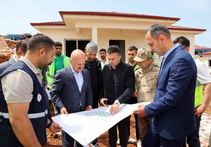 Vali Varol, köy evlerinde incelemelerde bulundu