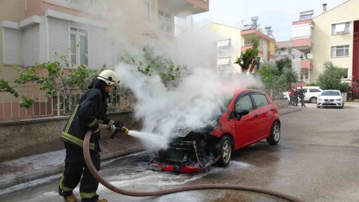 Otomobil alev alev yandı, görüntüyü çeken afacanların yorumları gülümsetti