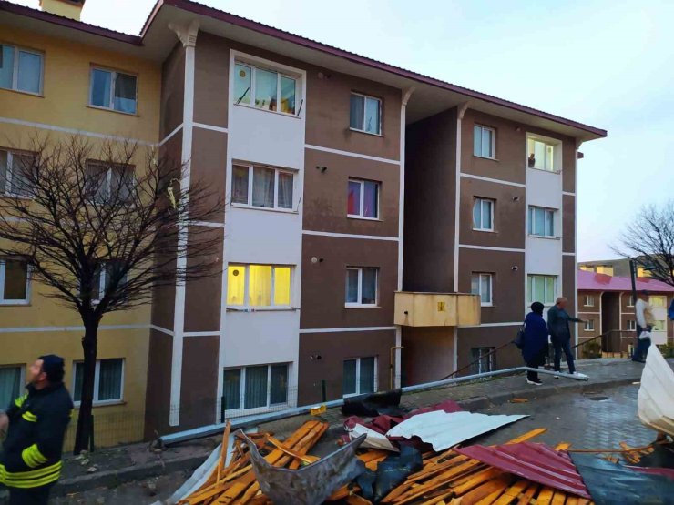 Bayburt’ta kuvvetli rüzgar evlerin çatılarını uçurdu