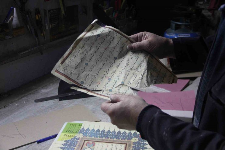 Aşınmış kitaplara 45 yıldır hayat veriyor