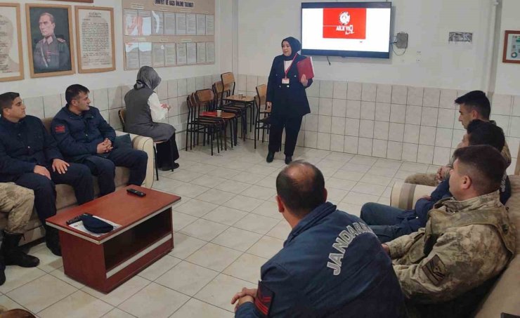 Demirözü jandarma personeline kadına yönelik şiddetle mücadele eğitimi verildi
