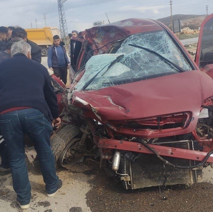 Otomobil, kamyonla çarpıştı 14 yaşındaki sürücü hayatını kaybetti