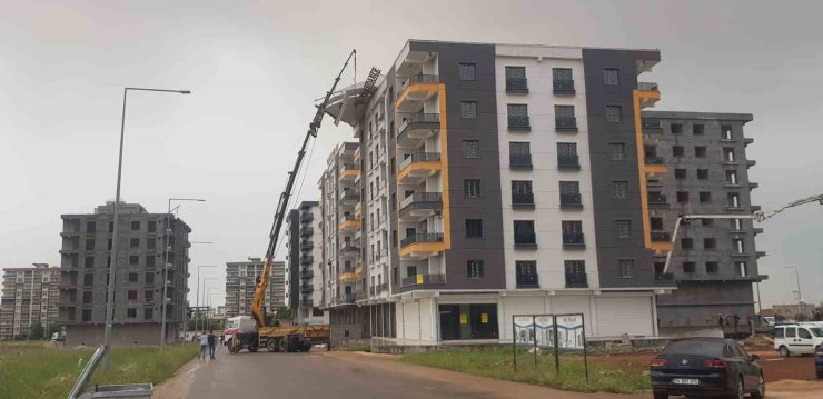 Mardin’de fırtınada çatıdaki çelik koruma aşağı sarktı, facia ucuz atlatıldı