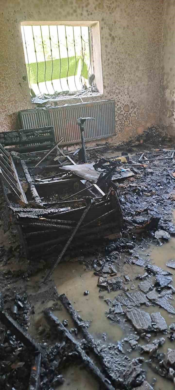 Muş’ta iki katlı evde yangın