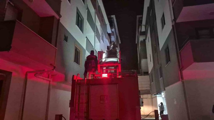 Evde uyuya kalan çocuk mahalleyi ayağa kaldırdı