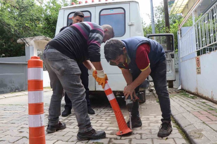 Nazilli’de izinsiz asılan tabela ve dubalara söküldü