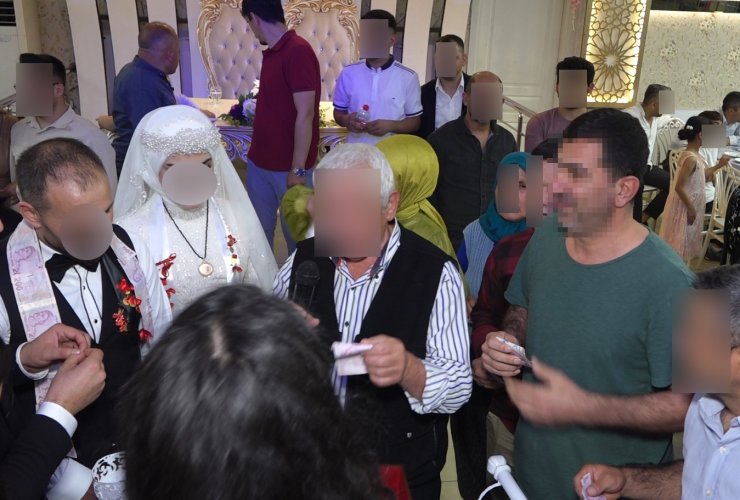 Davetsiz düğüne gitti, pasta yedi, takılan paraları çaldı