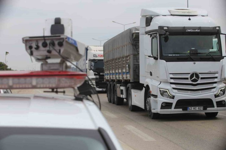 Bu radar kural tanımazlara geçit vermiyor...Aynı anda 4 araca ceza yazıyor