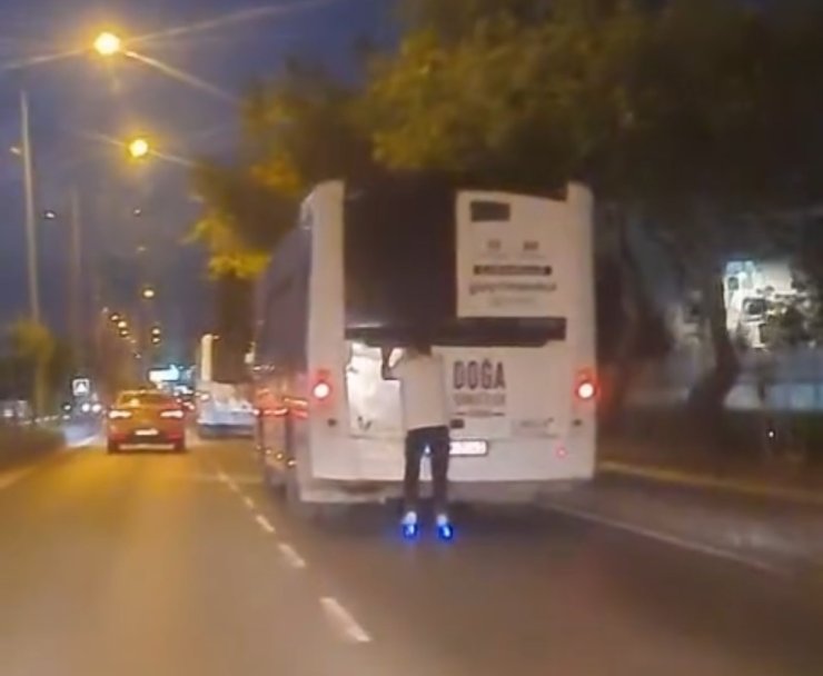 Can güvenliğini hiçe saydı, patenle otobüsün arakasına tutunarak yolculuk yaptı