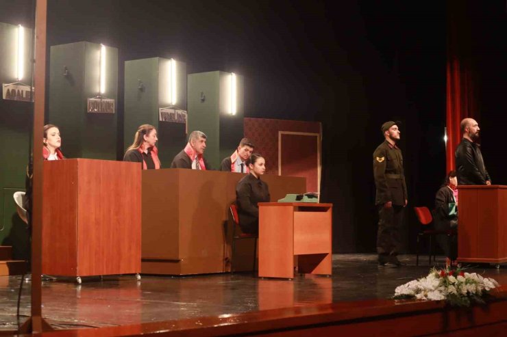 Eskişehir Cumhuriyet Başsavcılığı yargı mensuplarınca hazırlanan "Reis Bey" oyunu sahnelendi