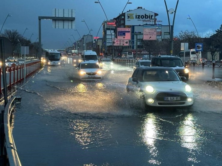 Kayseri’yi sağanak vurdu, itfaiye ekipleri teyakkuza geçti