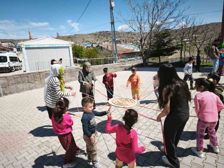 Koruma altındaki çocuklar ile köy okulu öğrencileri arasında şölen tadında etkinlik