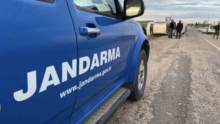 Takla atan otomobilden burnu bile kanamadan kurtuldu