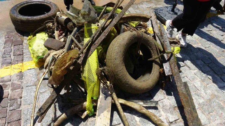 Antalya’da 35 gönüllü dalgıç denizin dibini temizledi, çıkanlar pes dedirtti