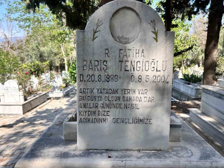 Özgür Özel’e saldıran şüphelinin katlettiği oğlunun mezarındaki "Analar gününde nasıl kıydın bize" ifadeleri dikkat çekti