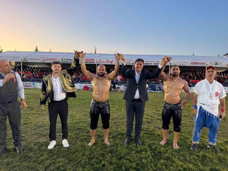 Fethiye’de yağlı güreşlerin kazananı Feyzullah Aktürk oldu