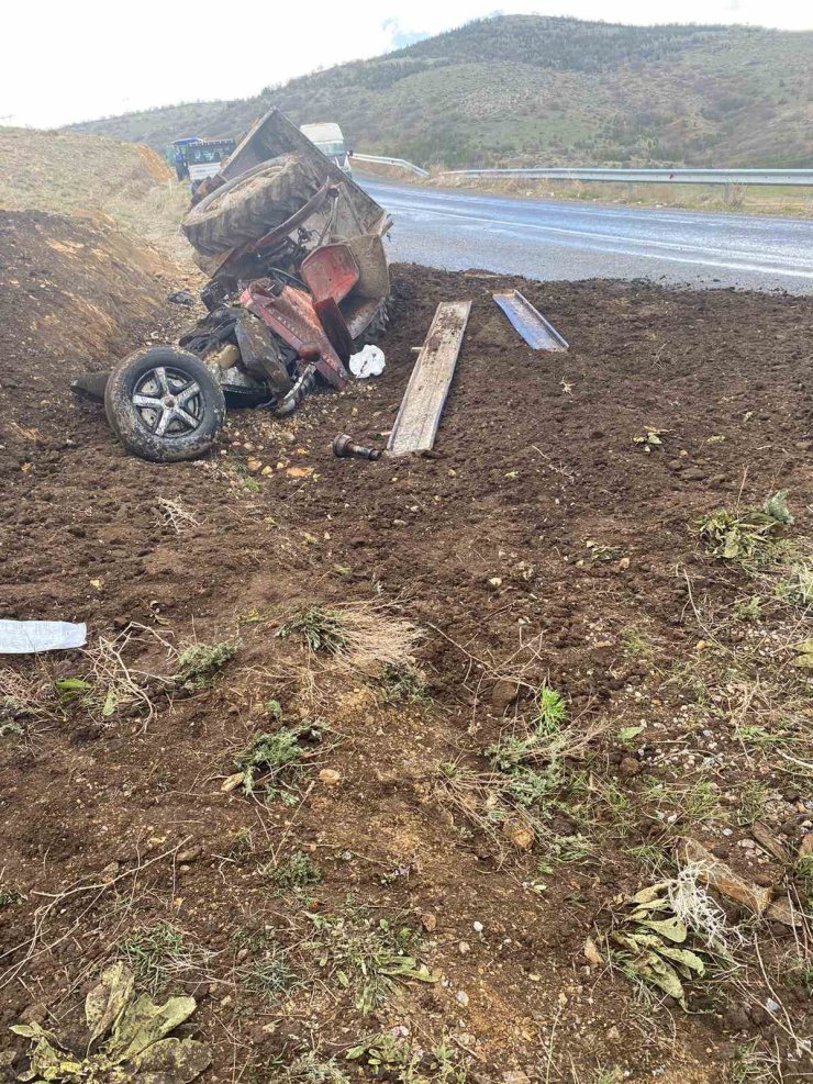 Kontrolden çıkan traktör şarampole yuvarlandı