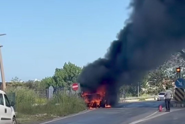 Seyir halindeki çarşaf yüklü kamyonet alev topuna döndü