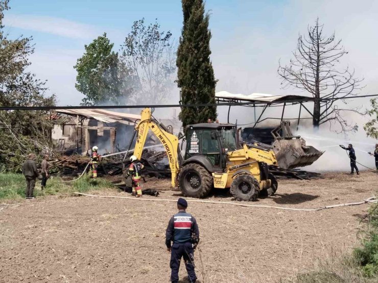 Ayvalık’ta kereste deposunda çıkan yangın güçlükle söndürüldü