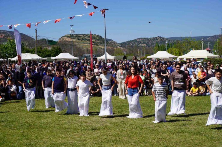 Çocuklar çuvalla koşma, yumurta taşıma ve halat çekme yarışmalarında kıyasıya yarıştı