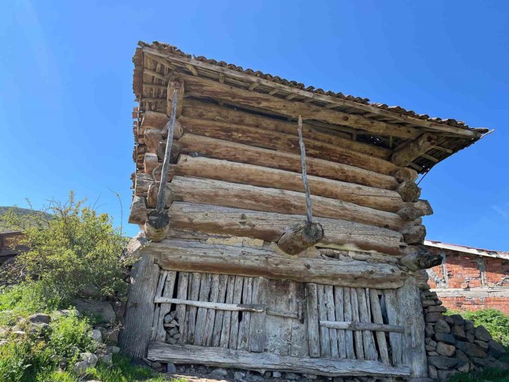 Çivisiz ahşap ambarlar zamana direniyor