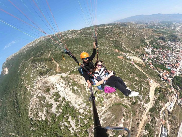 İlk kez paraşütle uçmanın keyfini yaşayan depremzede çocuklar, metrelerce yüksekte kitap okudular