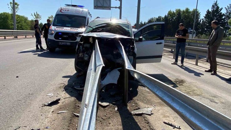 Hafif ticari araç bariyere saplandı