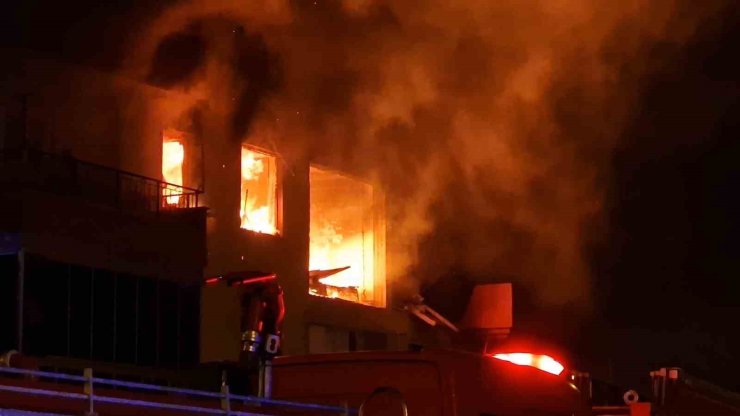 Konya’da 4 katlı apartmanda patlama ve yangın: 1’i ağır 12 yaralı