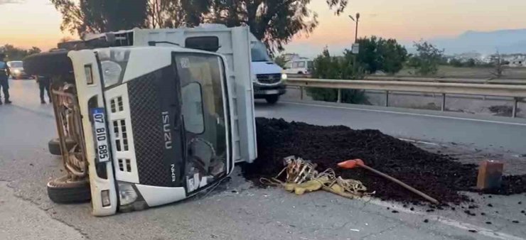 Manavgat’ta lastiği patlayan kamyonet devrildi: 3 yaralı