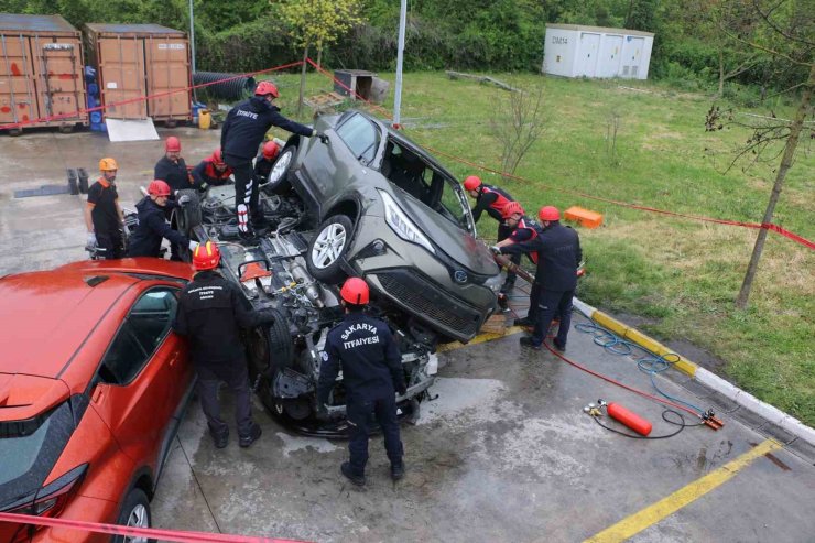 Sakarya Büyükşehir itfaiyesi eğitimlerle farklı şehirlerin adresi oluyor