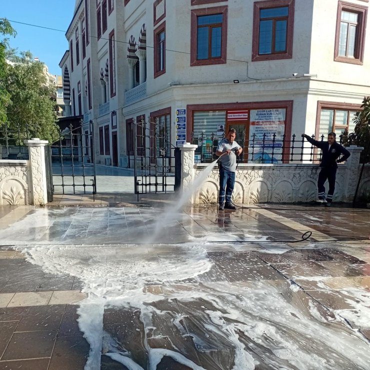 Didim’de caddeler köpükle temizlendi