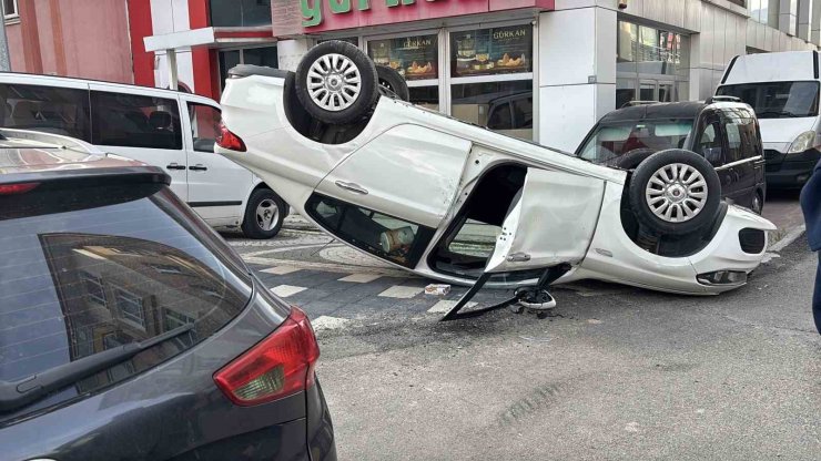 İki otomobil çarpıştı, araçlardan biri takla attı: 1 yaralı