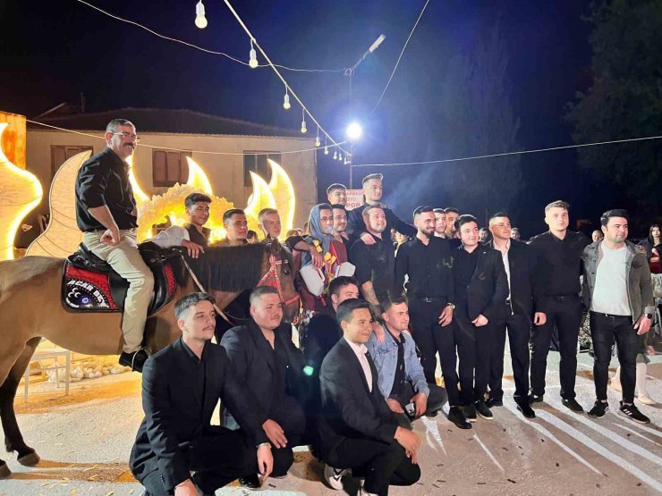 Düğünde takı yerine geline buzağı damada at hediye ettiler