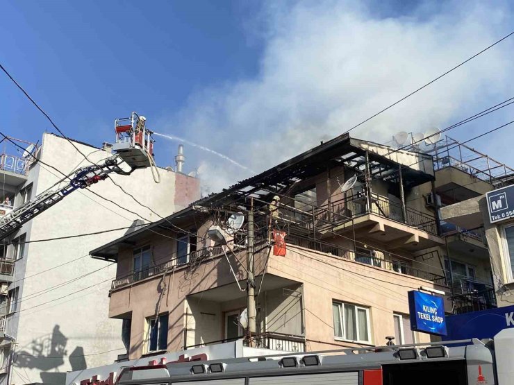 İzmir’de çatı yangını