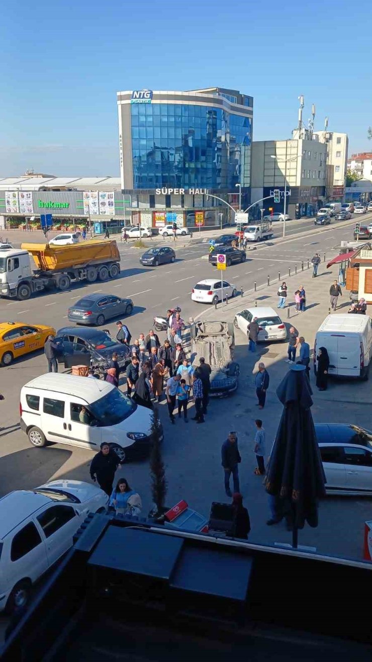 Pendik’te kırmızı ışık ihlali kaza getirdi: 5 yaralı