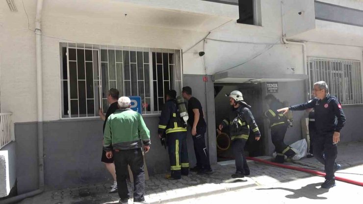Yalova’da apartman dairesinde çıkan yangında bir kişi dumandan etkilendi