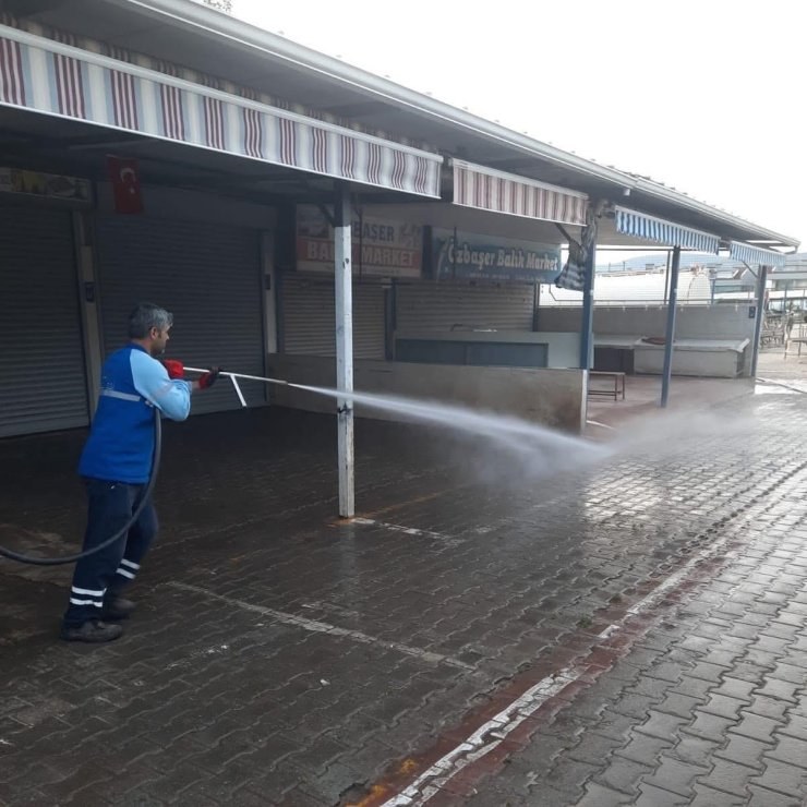 Akbük Semt Pazarı, belediye ekiplerince temizlendi