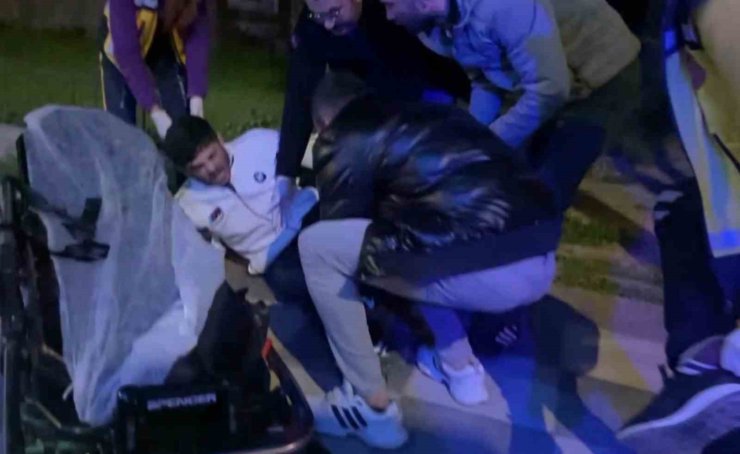 Virajı alamayan motosiklet kaldırıma çarptı: 2 yaralı