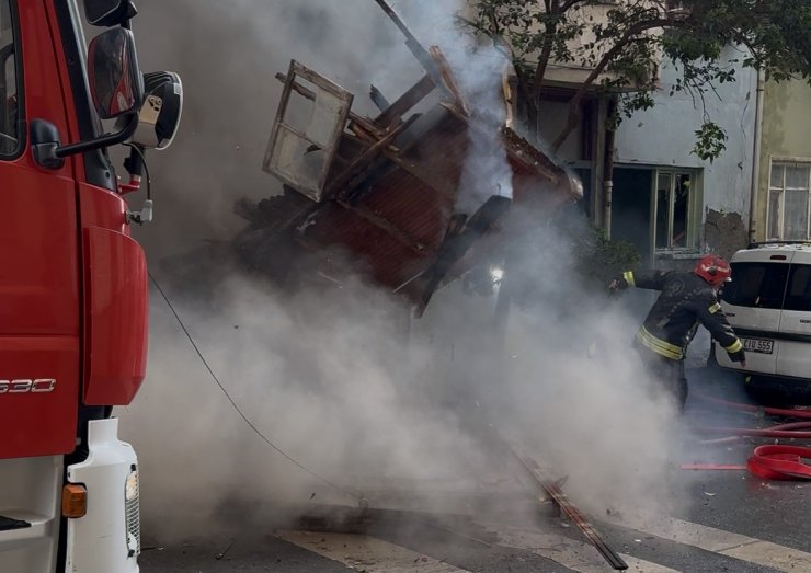Kocaeli’de 2 ev alev alev yandı: Yanan ahşap ev duvarı 2 itfaiye erinin üzerine düştü