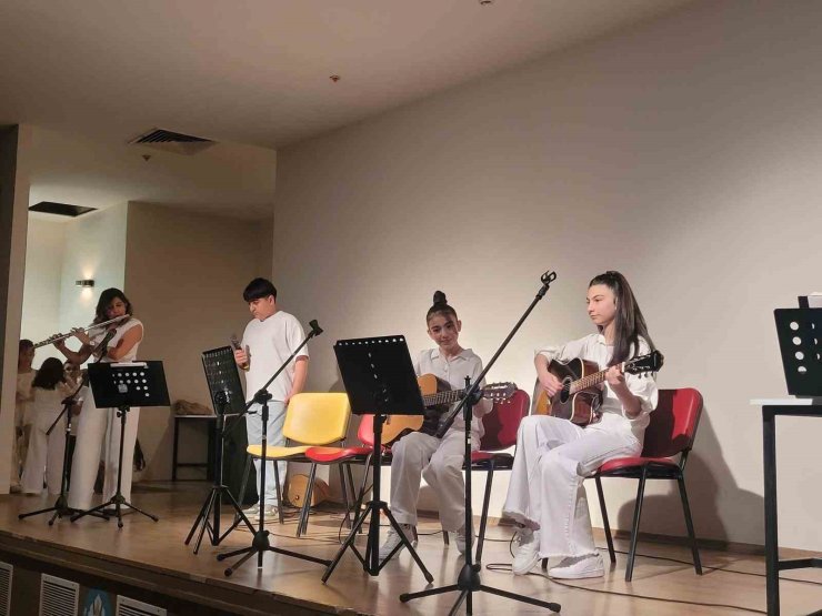 Mesir Ortaokulu öğrencilerinden unutulmaz müzik şöleni