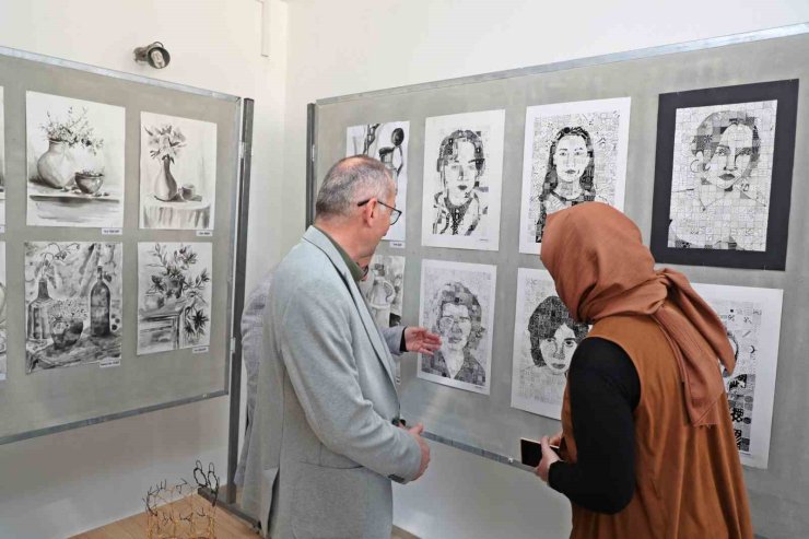Resim bölümü öğrencilerinden ilk sergi heyecanı