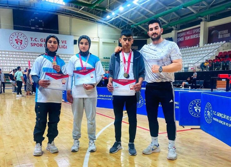 Bitlisli öğrenciler bilek güreşinde Türkiye finallerinde