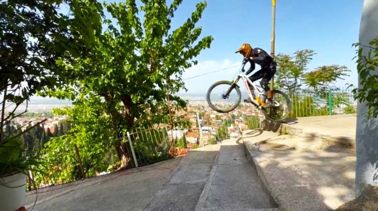 Bursa’da nefes kesen bir ilk...Dik merdivenlerden korkusuzca bisikletle iniyorlar