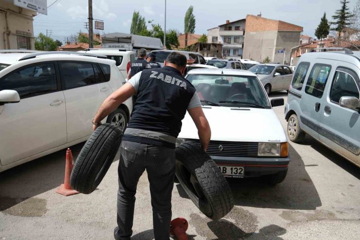 Çorum’da otopark etrafındaki araç park engellerine müdahale