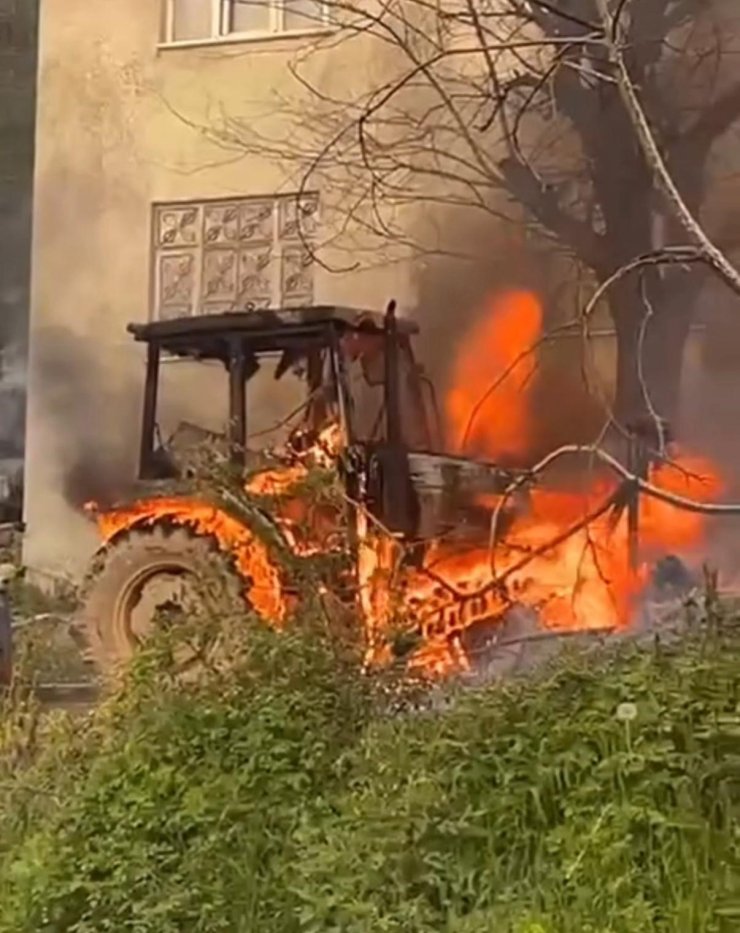 Ahşap ev ve traktör alevlere teslim oldu