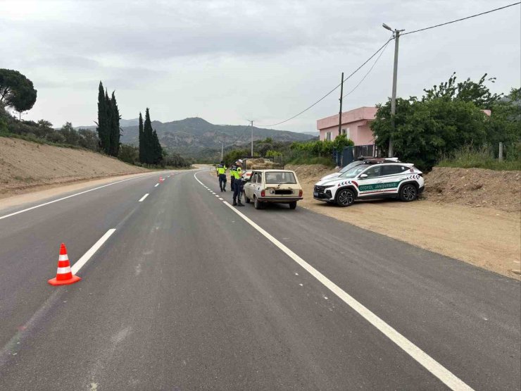 Jandarma trafik kontrollerine devam ediyor